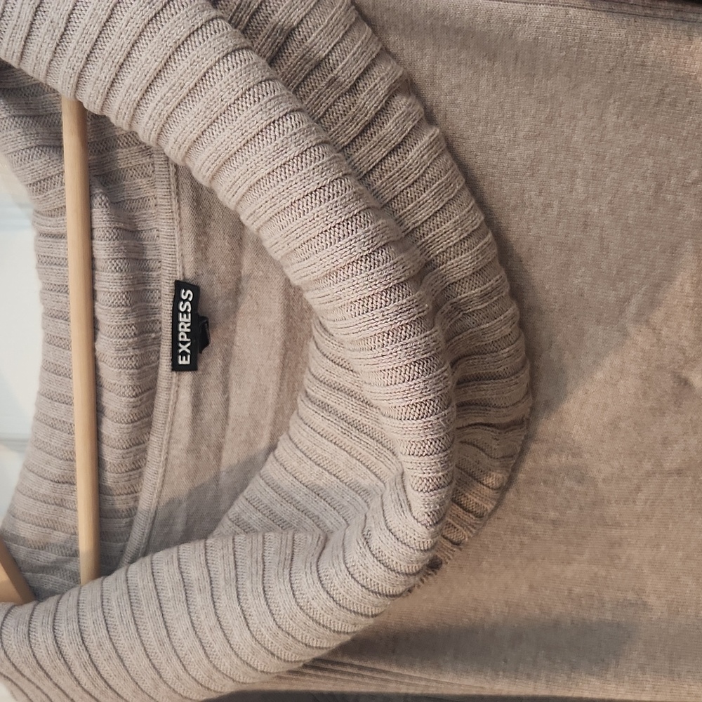 Express Sweater - Picture 2 of 4